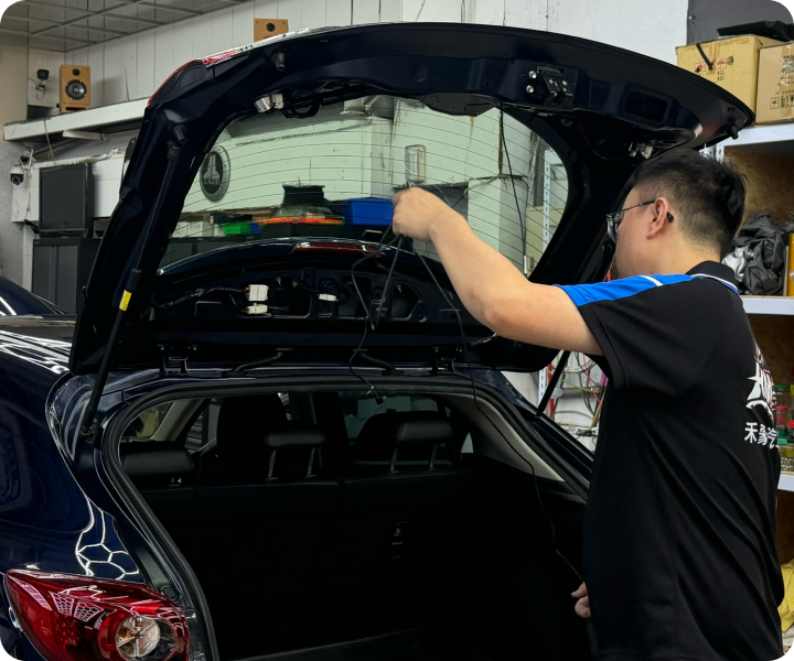台中汽車影音-禾蒙技師尾門線路施工